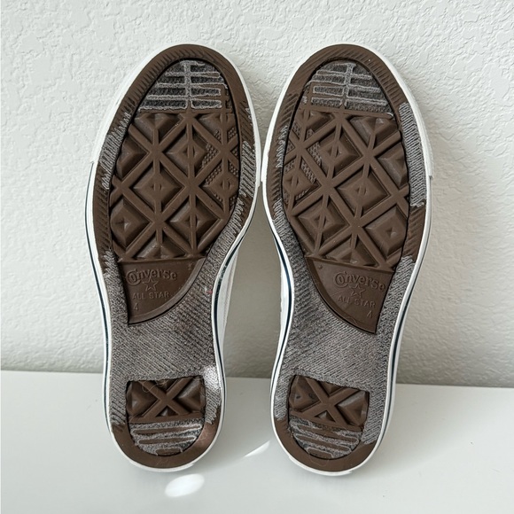 Converse low top - women’s size 6 sneakers - Picture 4 of 5